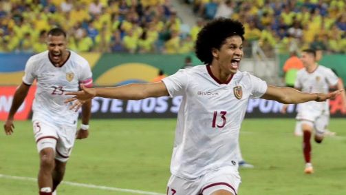 Bello comemora o gol de empate contra o Brasil na Arena Pantanal