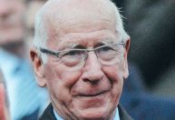 Torcida do City ironiza morte de Bobby Charlton, e clube repudia