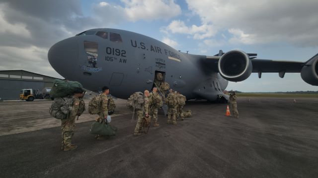 Parte dos militares dos Estados Unidos embarcando de Belém rumo à Macapá / Divulgação/CMN