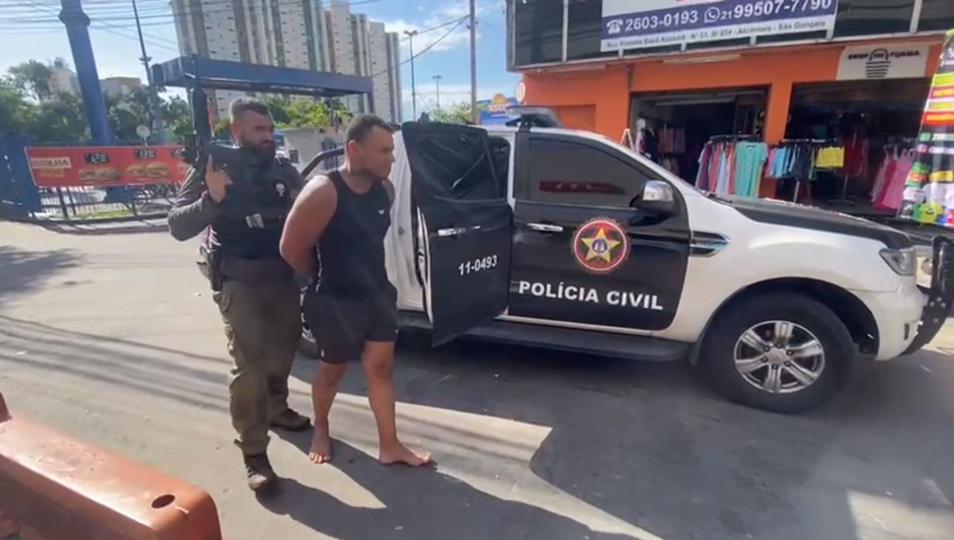 Momento em que o instrutor de academia Leonardo Azevedo da Costa é preso pela polícia