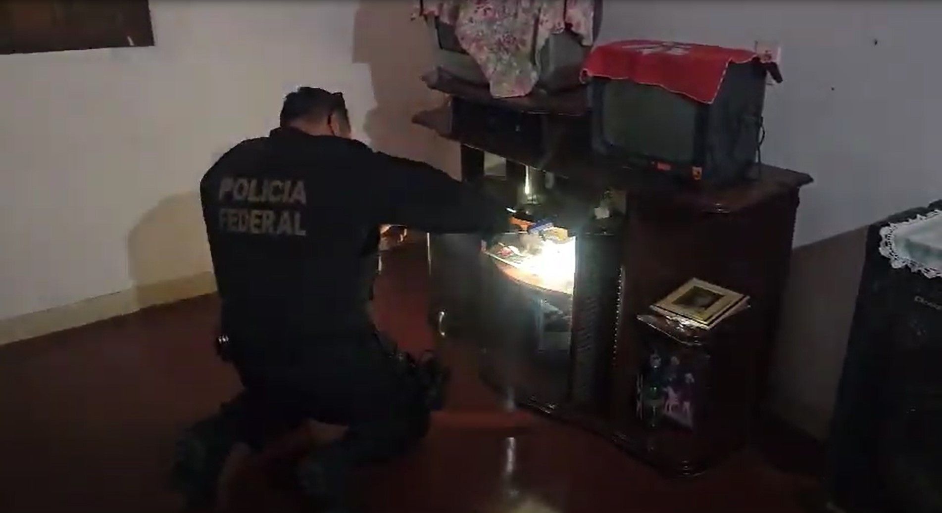 Agente da Polícia Federal durante operação contra pornografia infantil no Maranhão