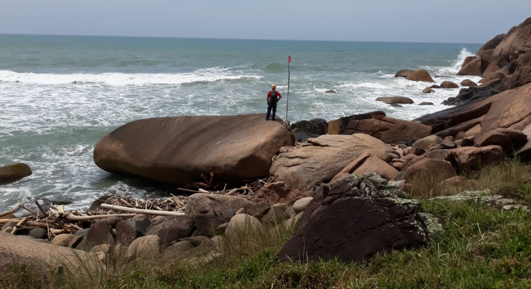 Bombeiros fazem buscas pelo possível caminho usado por turista austríaco que desapareceu em Florianópolis
