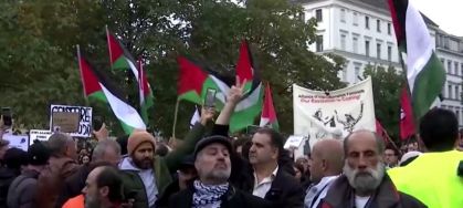 Milhares de pessoas marcharam em apoio aos palestinos neste sábado (28), em Berlin, na Alemanha