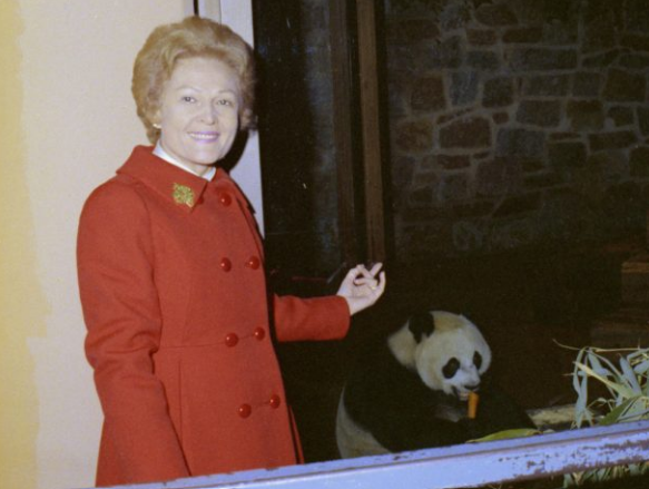 Pat Nixon recebeu panda de presente