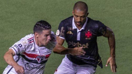 James Rodríguez é cercado pela defesa do Vasco