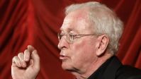 Voz de Michael Caine foi recriada por IA para audiolivro de “A Odisseia"