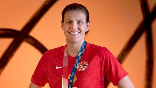 Christine Sinclair é a maior artilheira de seleções entre homens e mulheres
