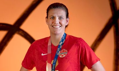 Christine Sinclair é a maior artilheira de seleções entre homens e mulheres
