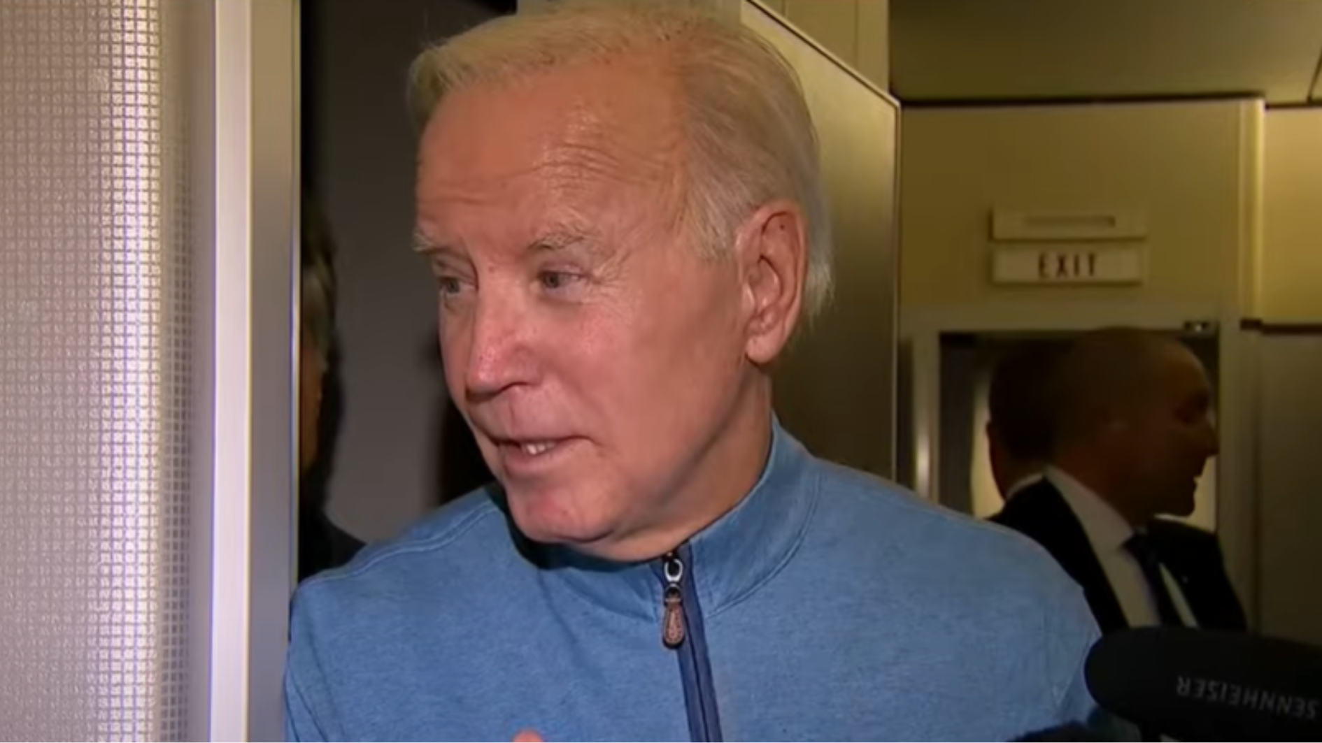 Joe Biden fala com jornalistas da CNN em avião na tarde desta quarta-feira (18)