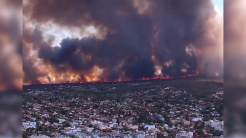 Incêndio florestal leva população a deixar região de Córdoba a medida que o fogo se aproxima de áreas residenciais
