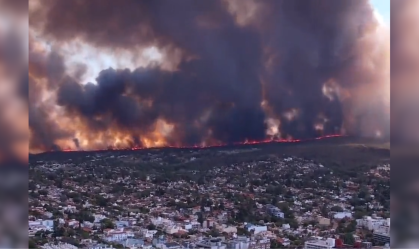 Incêndio florestal leva pessoas a deixarem região na Argentina por proximidade do fogo; veja vídeos