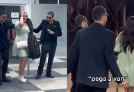 Quem é essa celebridade? Garota é recebida por irmão e amigo vestidos de segurança em aeroporto; veja