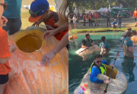 Competição de canoagem em abóboras gigantes acontece na Califórnia; veja vídeo
