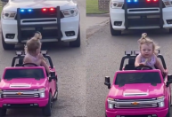 Vídeo: motorista de 2 anos é parada pela polícia por “excesso de velocidade”
