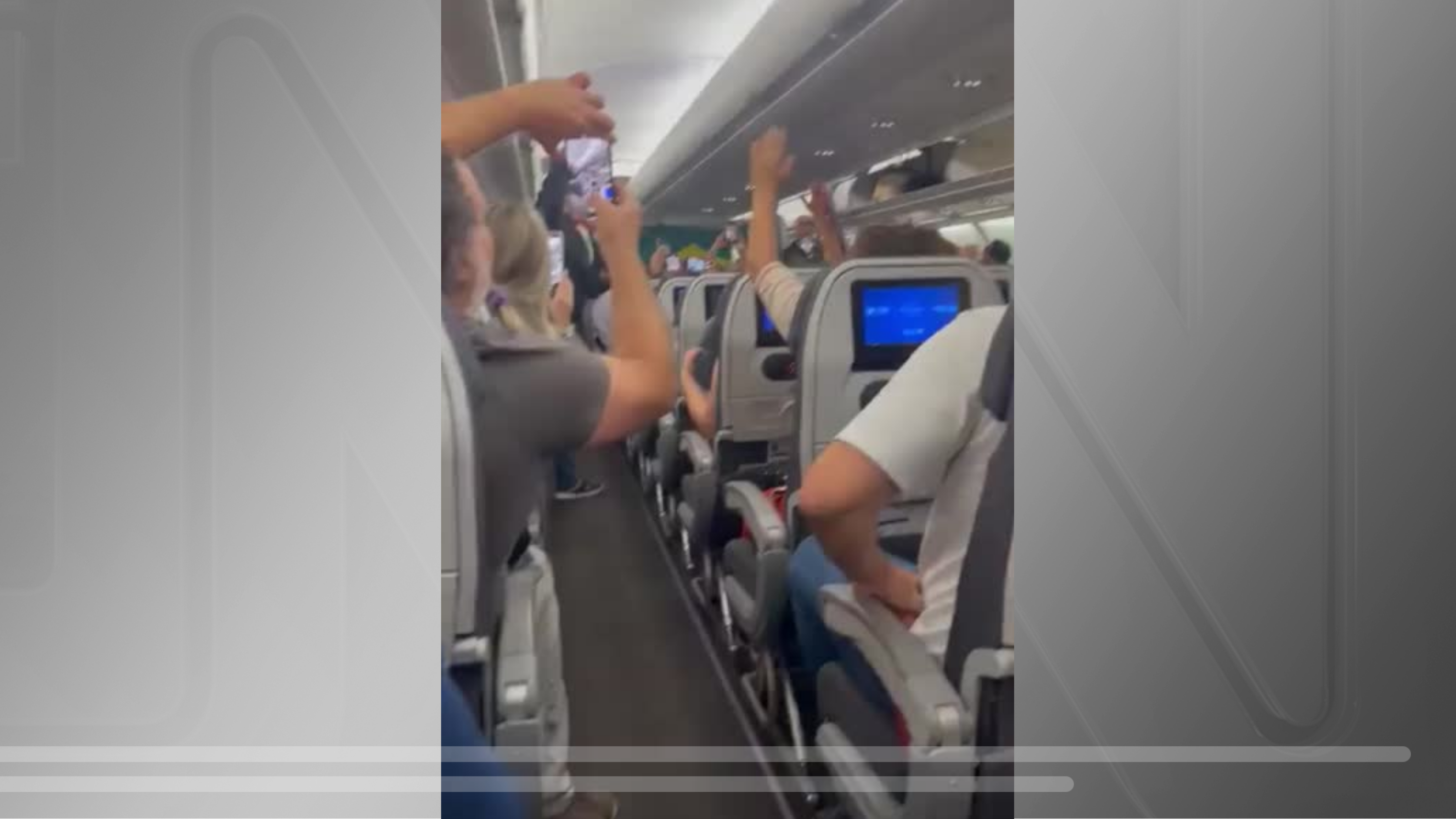 Brasileiros em avião da FAB comemoram volta ao Brasil
