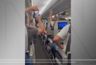 Vídeo: Brasileiros em voo da FAB celebram volta ao país após serem resgatados de Israel