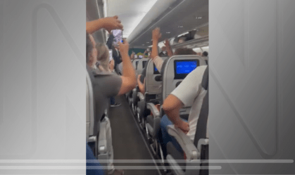 Brasileiros em avião da FAB comemoram volta ao Brasil