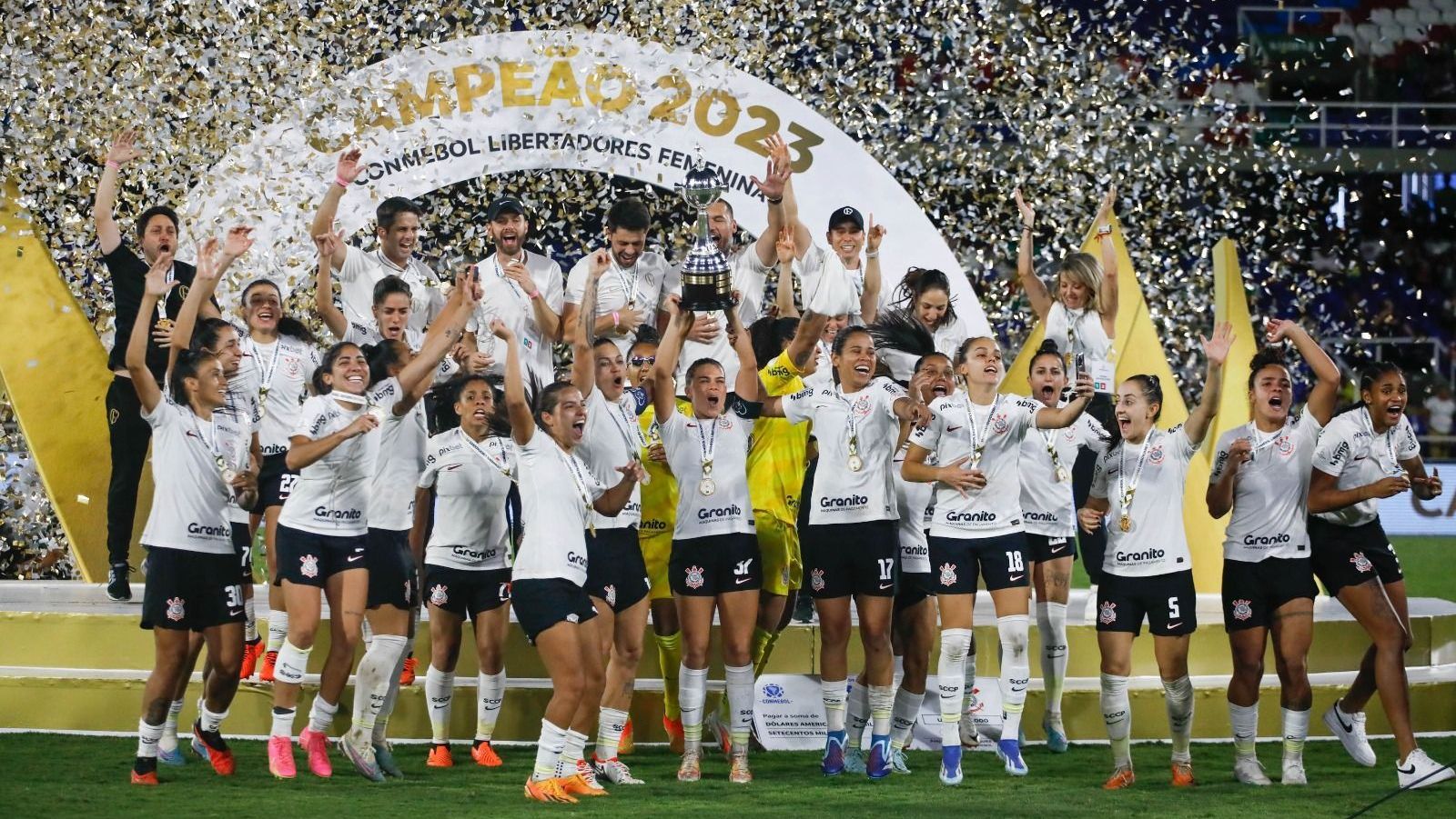 Corinthians comemora o título da Copa Libertadores Feminina após vencer o Palmeiras, em Cali