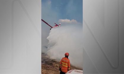 Bombeiros usam avião para combater fogo em parque no Mato Grosso