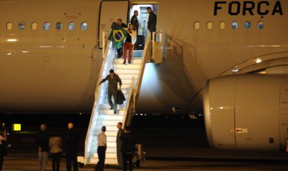 Chega ao Brasil primeiro avião da FAB com brasileiros que estavam em Israel