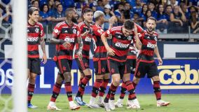 Jogadores do Flamengo comemoram o gol de Ayrton Lucas sobre o Cruzeiro