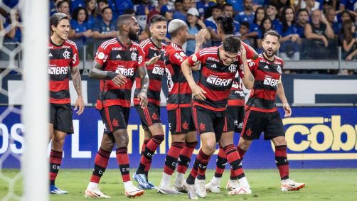 Jogadores do Flamengo comemoram o gol de Ayrton Lucas sobre o Cruzeiro