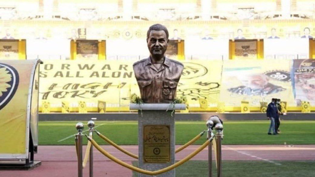 Estátua de Qassem Soleimani no estádio do Sepahan, no Irã