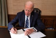 Biden sanciona projeto provisório de financiamento para evitar paralisação do governo dos EUA