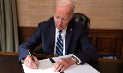Biden sanciona projeto provisório de financiamento para evitar paralisação do governo dos EUA