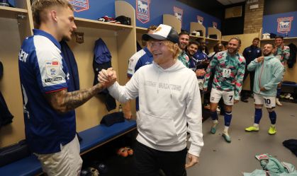 Ed Sheer﻿an visita time do coração e canta hit "Perfect" com os jogadores; veja
