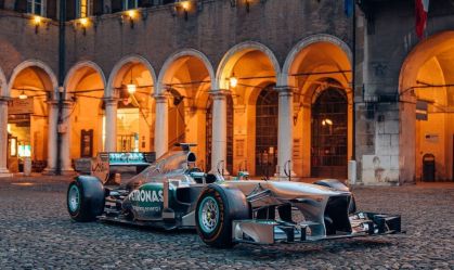 Carro que Hamilton usou em primeira vitória vai a leilão