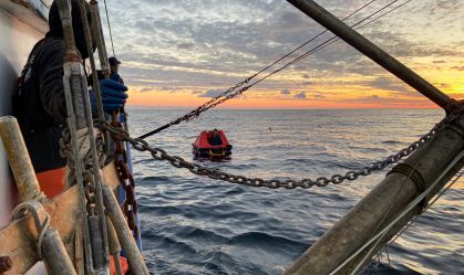 Homem desaparecido no mar há 2 semanas é encontrado vivo em bote salva-vidas