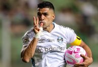 Suárez é decisivo e Grêmio vence América-MG em jogo de 7 gols pelo Brasileirão