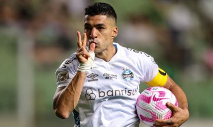 Suárez comemora gol marcado contra o América-MG em partida do Brasileirão