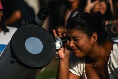 Mulher observa o eclipse solar no Planetário do Pará, em Belém