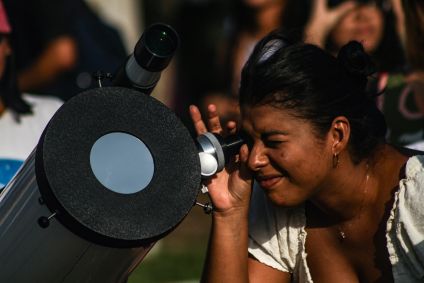 Mulher observa o eclipse solar no Planetário do Pará, em Belém