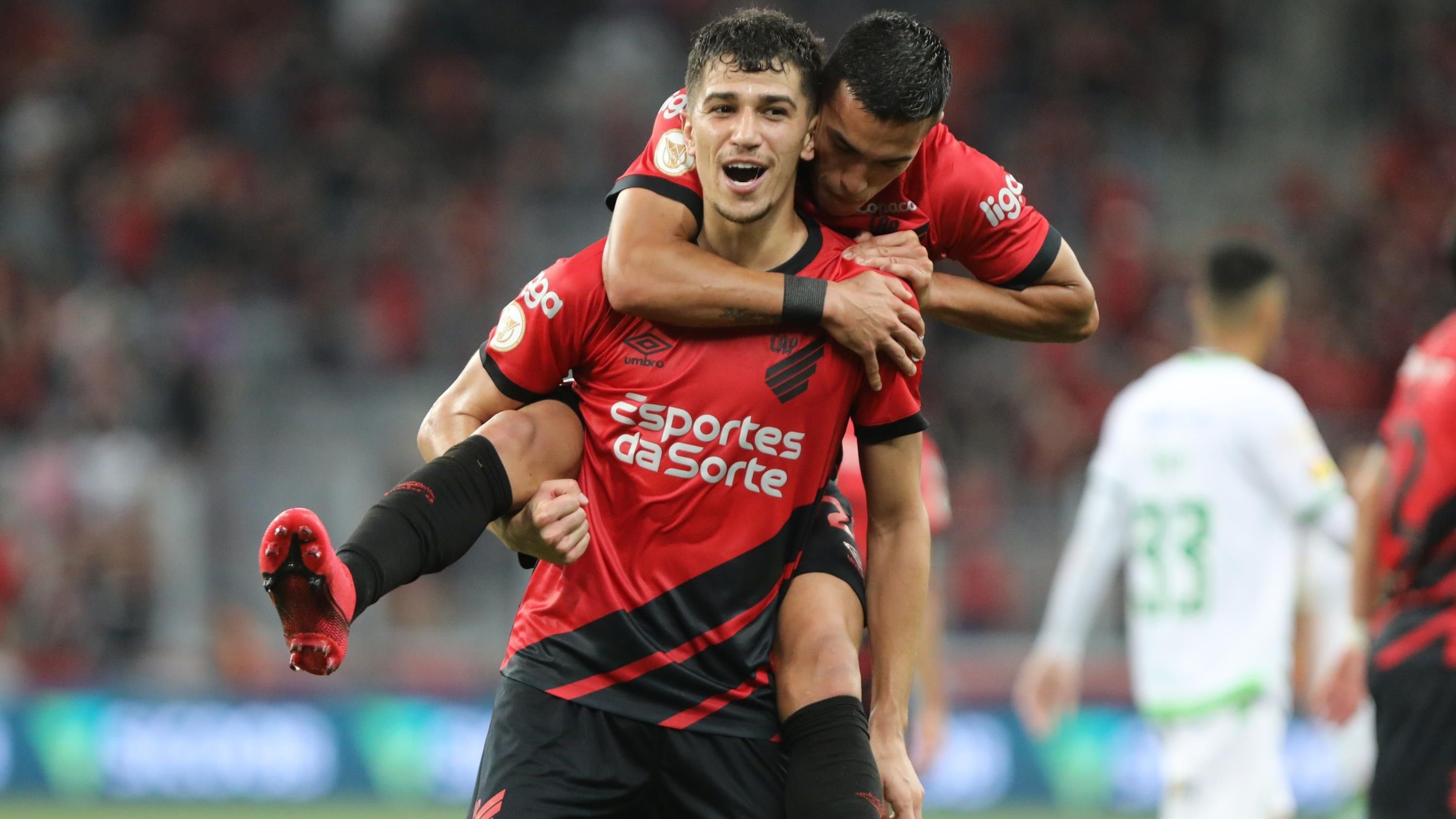 Vitor Bueno comemora um dos gols da vitória do Furacão em casa