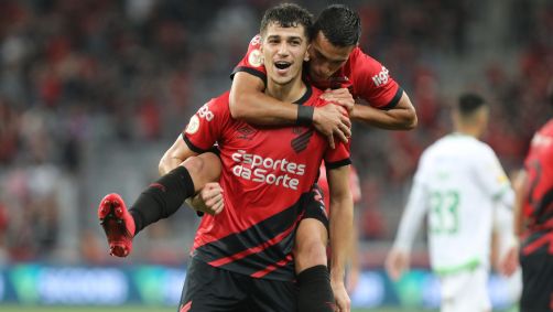 Vitor Bueno comemora um dos gols da vitória do Furacão em casa