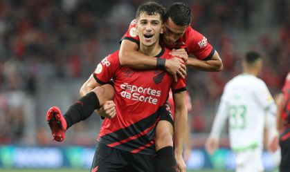 Vitor Bueno comemora um dos gols da vitória do Furacão em casa