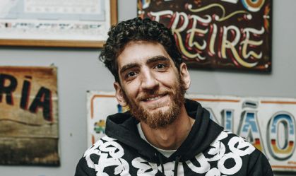 "Chora, Photoshop!": conheça o influenciador que faz react de artistas nacionais