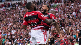 Gerson e Gabigol comemoram o gol da vitória do Flamengo sobre o Vasco
