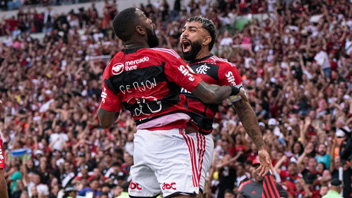 Gerson e Gabigol comemoram o gol da vitória do Flamengo sobre o Vasco