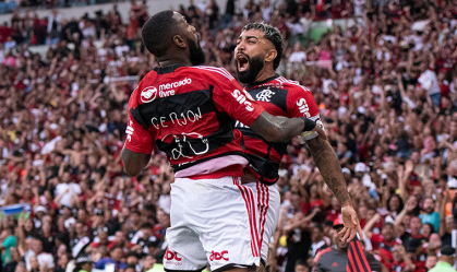 Gerson e Gabigol comemoram o gol da vitória do Flamengo sobre o Vasco
