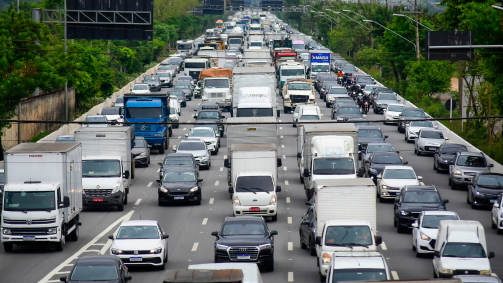 Trânsito intenso na Marginal Pinheiros, visto da Ponte da Cidade Universitária, sentido Interlagos, na capital paulista, nesta quarta-feira / engarrafamento / lentidão