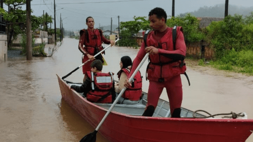 Em Santa Catarina, 46 municípios já registraram ocorrências como alagamentos e desabamentos por causas das fortes chuvas desta quarta-feira (ciclone extratropical)