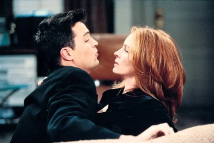 Matthew Perry e Julia Roberts contracenando em episódio de "Friends".