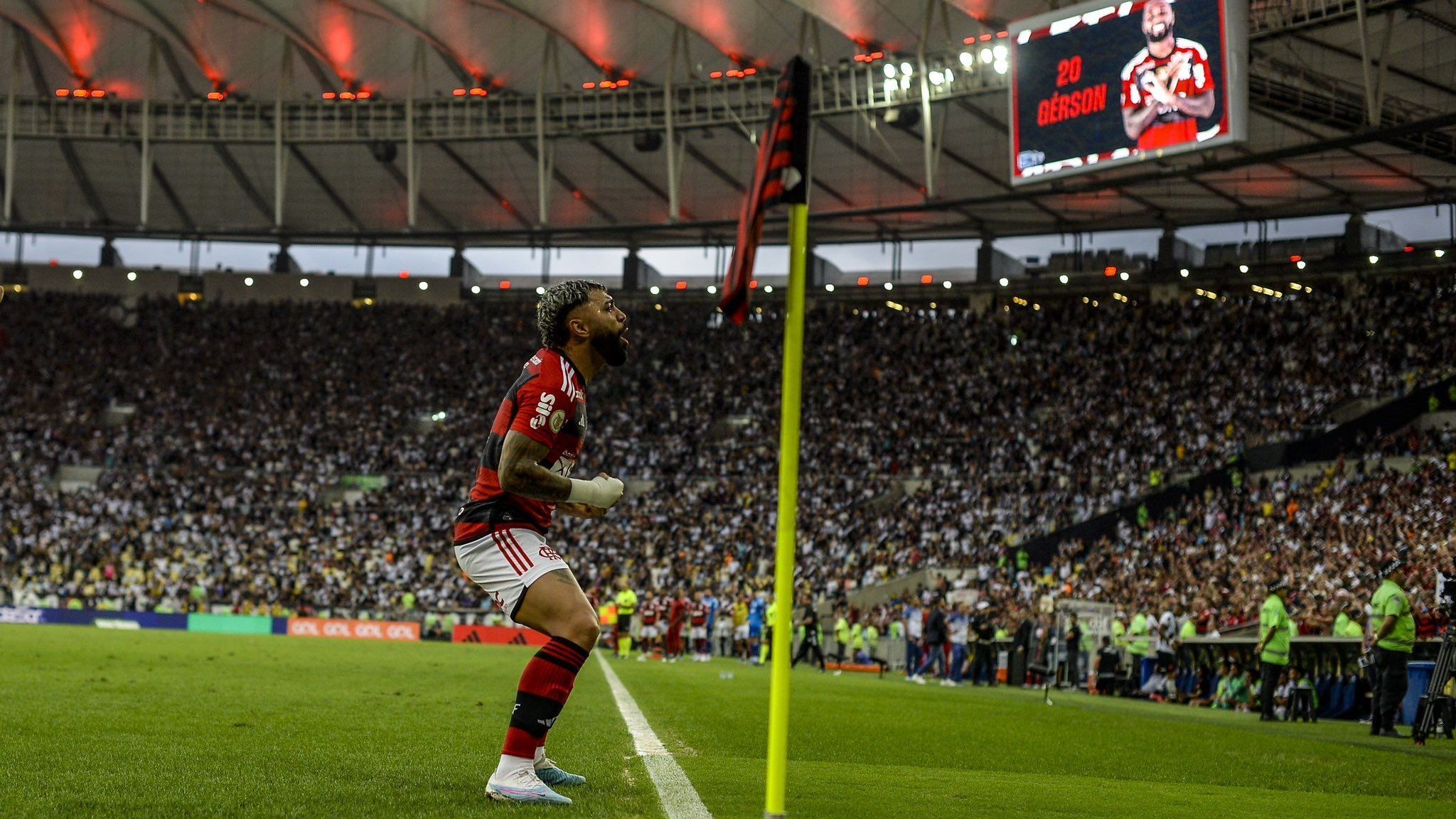 Gabigol comemora o gol de Gerson na vitória contra o Vasco, no Maracanã