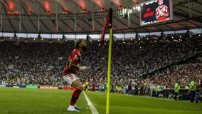 Gabigol comemora o gol de Gerson na vitória contra o Vasco, no Maracanã