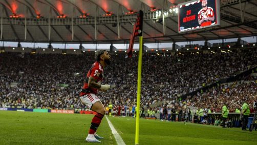 Gabigol comemora o gol de Gerson na vitória contra o Vasco, no Maracanã