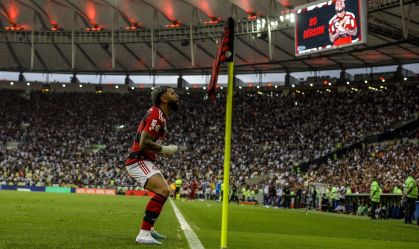 Gabigol comemora o gol de Gerson na vitória contra o Vasco, no Maracanã